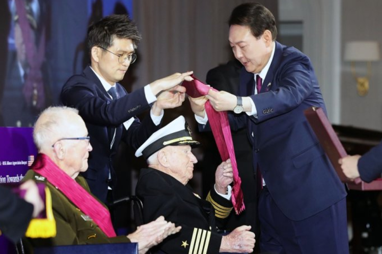 ยุนมอบเหรียญรางวัลทางการทหารให้กับวีรบุรุษสงครามเกาหลี